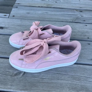 Rosa puma sneakers  - Anvönd ett fåtal gånger. Köpt för 600 kr. 