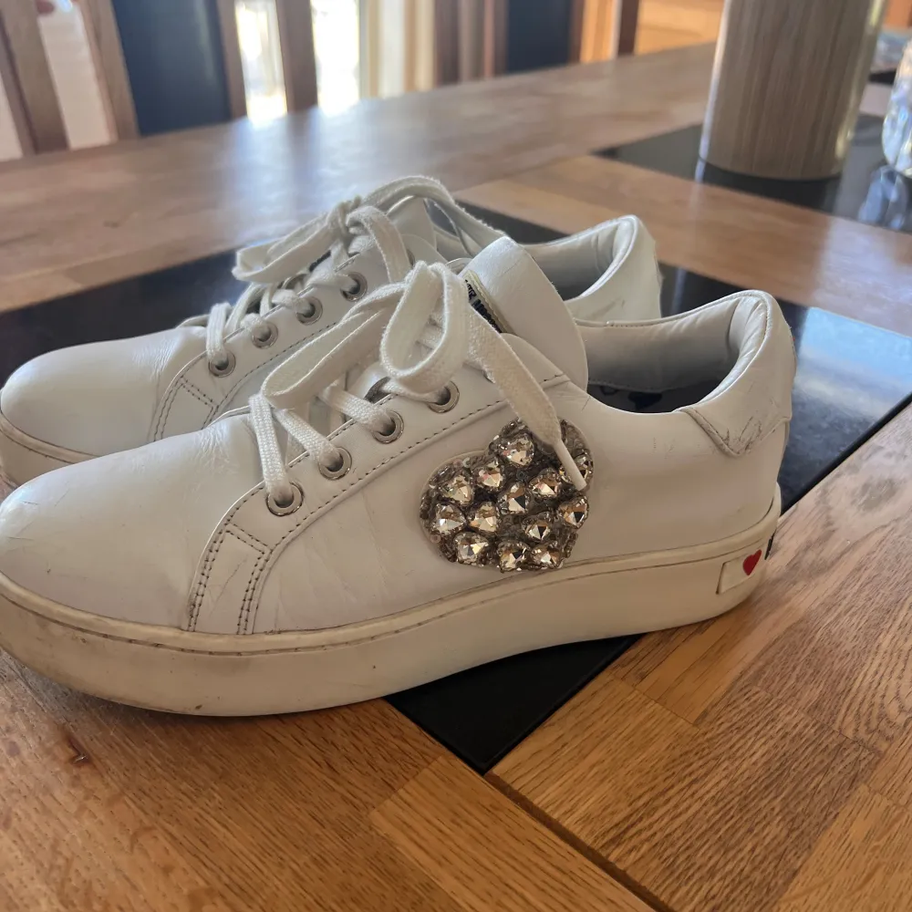 Jättefina och unika sneakers från love Moschino. Nypris; 2300kr  Säljer för 800 då dom har lite defekter, se bilder.. Skor.