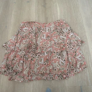 Zarskjol  - En superfin kjol från zara med inbyggda shorts. Använt några gånger, säljer pga av att den inte kommer till användning.