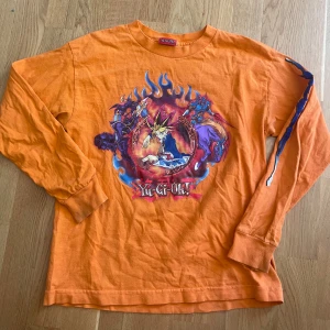 Orange Yu-Gi-Oh! långärmad tröja - rare yugioh långärmad tröja! från 2000talet. den är i fint skick å väntar på den tuffaste ägaren att bära den! lets DDDDUEL