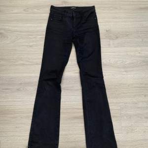 Lågmidjade jeans bootcut från only 