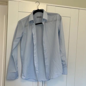 Skjorta - Skjorta i ljus blå färg 