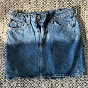 Jeans kjol - Jättesnygg jeans kjol från WEEKDAY💓Nästan aldrig använd! 35cm bred och 36cm lång