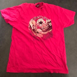Converse T-shirt - 🎀 Köpt secondhand, använd en gång | Fin rosa färg | Uppskattad storlek m! 🎀