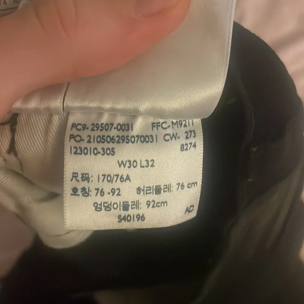 Säljer ett par svarta jeans i storlek W30 L32. De är i bra skick och har en klassisk design med fem fickor och knappgylf. Perfekta för både vardag och fest!. Farkut & Housut.