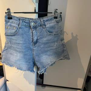 Korta jeans shorts i storlek S. Änvänts ett par gånger.