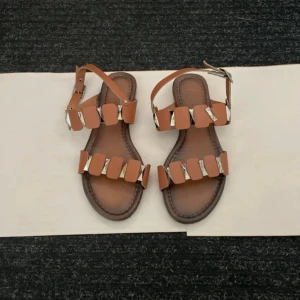 Bruna sandaler med silvriga nitar  - Inte använd  Normal i storleken 