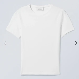 Vit t-shirt - Vit t-shirt från Weekday i storlek Xs, köpt för 150 kr och endast testad💞