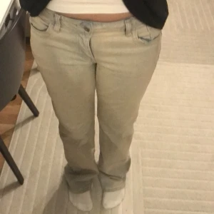 Jeans 👖  - Jeans ifrån hm, super snygga ljusblåa jeans med lågmidja och ursnygga bakfickor🥰 i storleken 38 