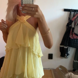 Vero Moda klänning  - Säljer min skitsnygga klänning ifrån vero Moda använd vid 1 tillfälle slut på hemsidan.