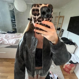 Jätte snygg skin jacka från hm!! 💕 - Skit snygg skinnjacka från hm, använd endast ett par gånger, hör av dig vid intresse 🤗💕(i storlek xs men funkar även som s)