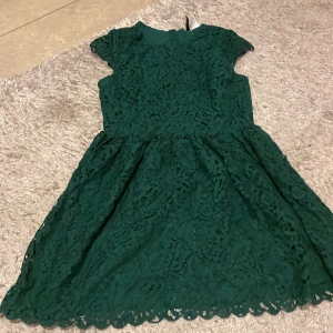 Klänning - Fin mörkgrön klänning från hm alldrig använd