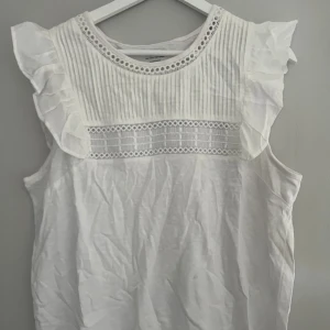 Superfin vit volang topp🤍 - Jag säljer min fina vita volang topp från Italien, aldrig använd!🩷🩷 (Köparen står för frakten)