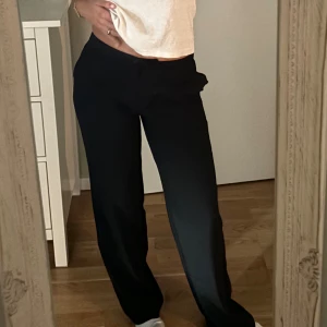 Kostymbyxor  - Lågmidhade kostymbyxor från vero Moda💗säljer pga de är lite för långa på mig som är 165🙏🏻