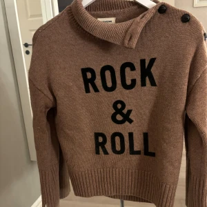 Stickad Zadig tröja - En jättefin brun stickad tröja från zadig&voltaire i storlek 12 år/ xs  ord. Pris 1500 kr