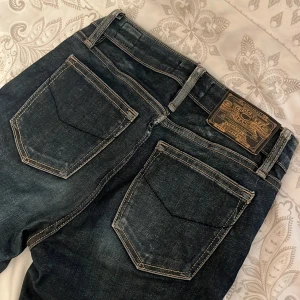 Mörkblå skinnyjeans från JC - Ett par low waist mörkblå skinny jeans från JC i storlek W24 (men känns som 23) och längden 30