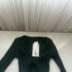 Fin topp  - Säljer denna superfina toppen från zara som jag köpte för ett tag sen så finns inte i butik. Helt oanvänd då den inte har passat mig.