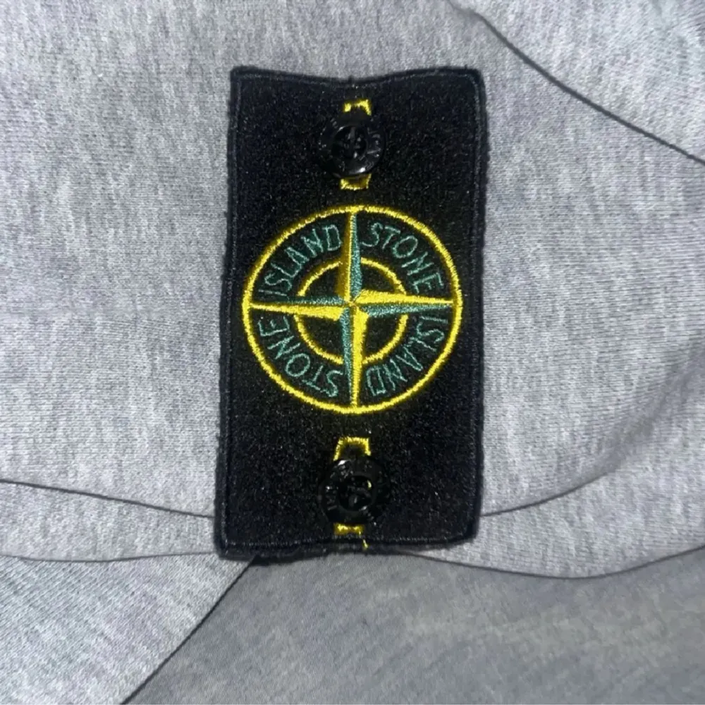 Säljer en grå sweatshirt från Stone Island i nyskick. Tröjan är gjord av bomull och har en normal passform. Den har långa ärmar och en rund halsringning. På vänster ärm finns det klassiska Stone Island-märket. Perfekt för höst och vinter! helt ny . Tröjor & Koftor.