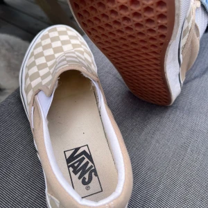 helt nya vans skor  - Endast testade vans old School skor i beige å vit! 💗köpt på junkyard