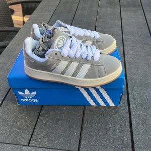 Adidas campus 37,5 - Säljer dessa adidas campus i storleken 37,5 dom är helt oanvända! Box och extra snören kommer med! Pris kan diskuteras vid snabb affär!