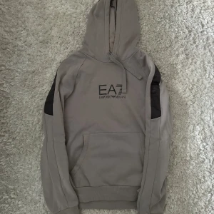 Emporio Armani EA7 hoodie  - Ea7 hoodie, använd men i bra skick och säljs pga att den blivit liten för mig. Storlek L men passar mer till storlek M.