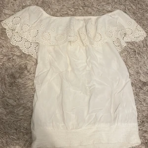 topp - Säljer denna söta toppen. Vet tyvärr inte vilken storlek men skulle säga Xs💕