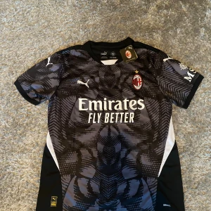 Fotbollströja - AC Milan special tröja 2024. Säljer denna sjukt snygga och moderna AC Mila tröjan som är en special tröja och inte en tröja som spelarna spelar med men fortfarande otroligt snygg Storlek:L Pris:399