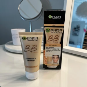 Garnier SkinActive BB Cream Light - Säljer en Garnier SkinActive BB Cream i nyansen Light. Denna BB Cream är en all-in-one perfecting care som jämnar ut, suddar ut och återfuktar huden i 24 timmar. Den innehåller SPF 15 och är berikad med mineralpigment och vitamin C. Säljes då den aldrig har kommit till användning. Öppen för prisförslag!💓