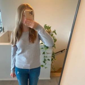 Grå Stickad Tröja  - En super fin grå stickad tröja från Vila i storlek XS men funkar lika bra som S💖
