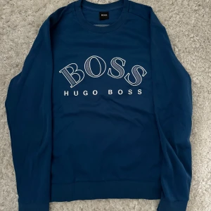 Hugo Boss tröja - Hugo Boss tröja i mycket bra skick. Inte använd så mycket och säljs pga att den blivit liten för mig. Passar till storlek S.