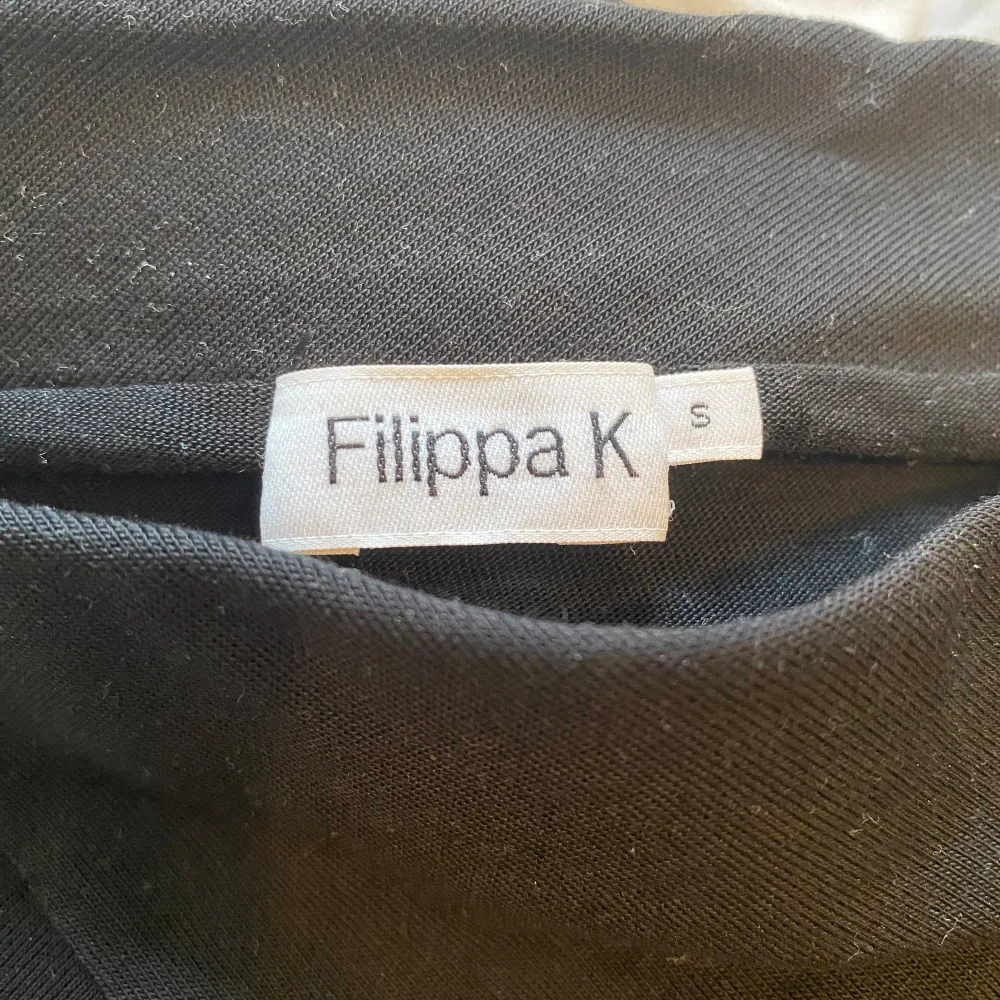 Säljer en snygg svart långkjol från Filippa K. Den är i ett superskönt material och har en låg midja. passar perfekt i sommar men också till hösten.💗. Kjolar.