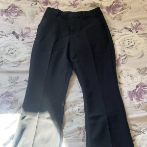 Kostym byxor storlek xs - Prislapp kvar, midwaist utsvängda kostymbyxor från bikbok