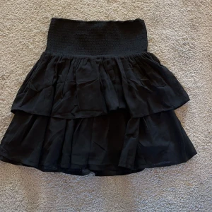 Volangkjol - Kjol ifrån kappahl, storlek 170. Är som xs/s