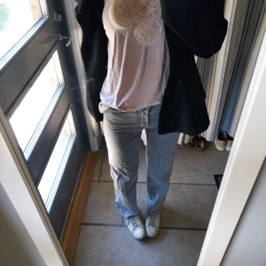 Ljusblå jeansbyxor - fina grå byxor som är köpa på H&M. passar till allt. inte använda mycket. pris kan diskuteras, skriv för frågor❤️