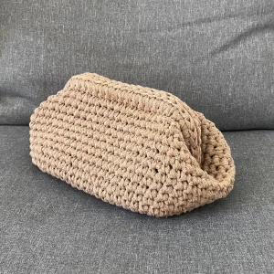 Mörkbeige clutch - Handvirkad clutch i återvunnet bomull, innermått ca 22x17cm! Finns fler färger bland mina andra annonser!