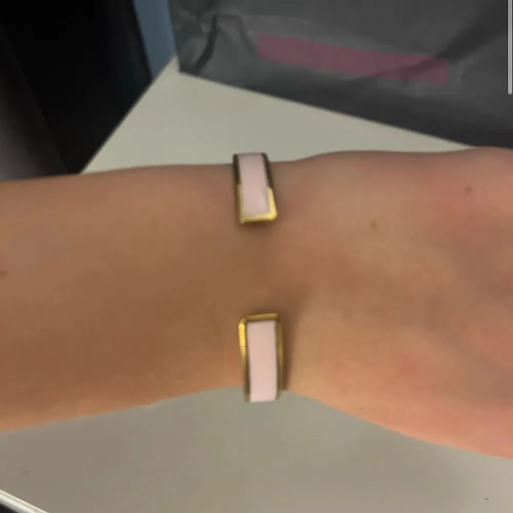 Rosa armband med guldfärgat på kanten. Går att justera storleken. Ej riktigt guld, rostar inte! Skriv för fler frågor eller bilder.. Accessoarer.