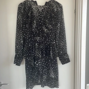 Klänning - Superfin klänning i transperant material och innekjol. 