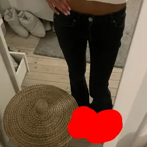 svarta boot cut jeans i st xs, knappt använda i bra skick. hör av er vid fler bilder eller andra funderingar 💗💗