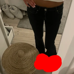 svarta boot cut jeans  - svarta boot cut jeans i st xs, knappt använda i bra skick. hör av er vid fler bilder eller andra funderingar 💗💗