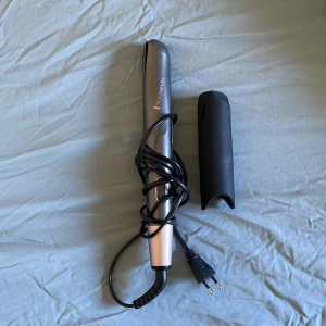 Remington curl and straight - Säljer pga kommer inte till användning! Fungerat utmärkt när jag väl använt den. Går både att locka och platta håret💫 Använd max 5-10 gånger!🥰 Har du någon fråga eller förslag på annat pris är det bara att skriva!✨