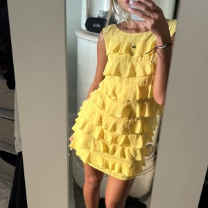 Gul volangklänning  - Såå unik och vacker klänning från primark!! Storlek S jag är 175 cm lång  