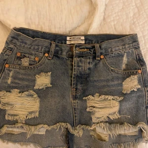 jeans kjol - denna kjol säljs pga att den inte används längre, den är i bra skick. Och märket är inte  ond x oneteaspoon, nypris är ca 1000kr. Priset kan diskuteras.