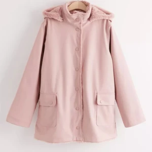 Regnjacka med foder i fuskpäls - Den är i helt nyskick och passar perfekt nu till hösten! Ordinarie priset är 599 och säljer för 200.