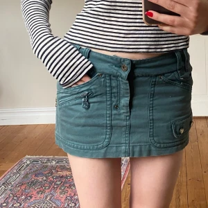 Vintage kjol från Diesel - Snygg vintage minikjol från Diesel, väldigt y2k🐚strl 28 men liten i strl, passar en 26. I jättebra vintageskick. Fin mörkgrön färg o jättefina detaljer, skriv om du vill ha fler bilder!