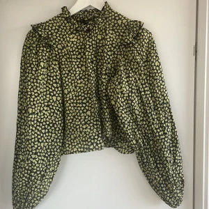 Blus - Super fin blus med puffärm. Storlek xs. 