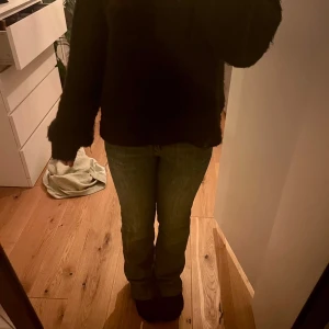 Lågmidjade jeans från lee  - Säljer mina jeans då de ej kommer till användning längre. Fint skick förutom längst ner vid hälen där det är lite slitningar. Midjemått rakt över 36.5 cm & innerbenslängd 79 cm. Passar på mig som är 164 för referens. Skriv vid frågor💓 