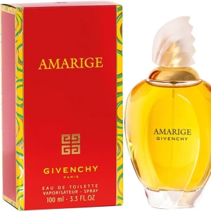 Amarige Eau de Toilette från Givenchy - Säljer en lyxig Amarige Eau de Toilette från Givenchy. Flaskan är elegant och har en vacker guldfärgad vätska inuti. Den har en unik, vriden kork som ger en extra touch av elegans. Parfymen har en blommig och träig doft med noter av apelsinblomma och persika. Perfekt för den romantiska och klassiska kvinnan. Flaskan innehåller 100 ml.