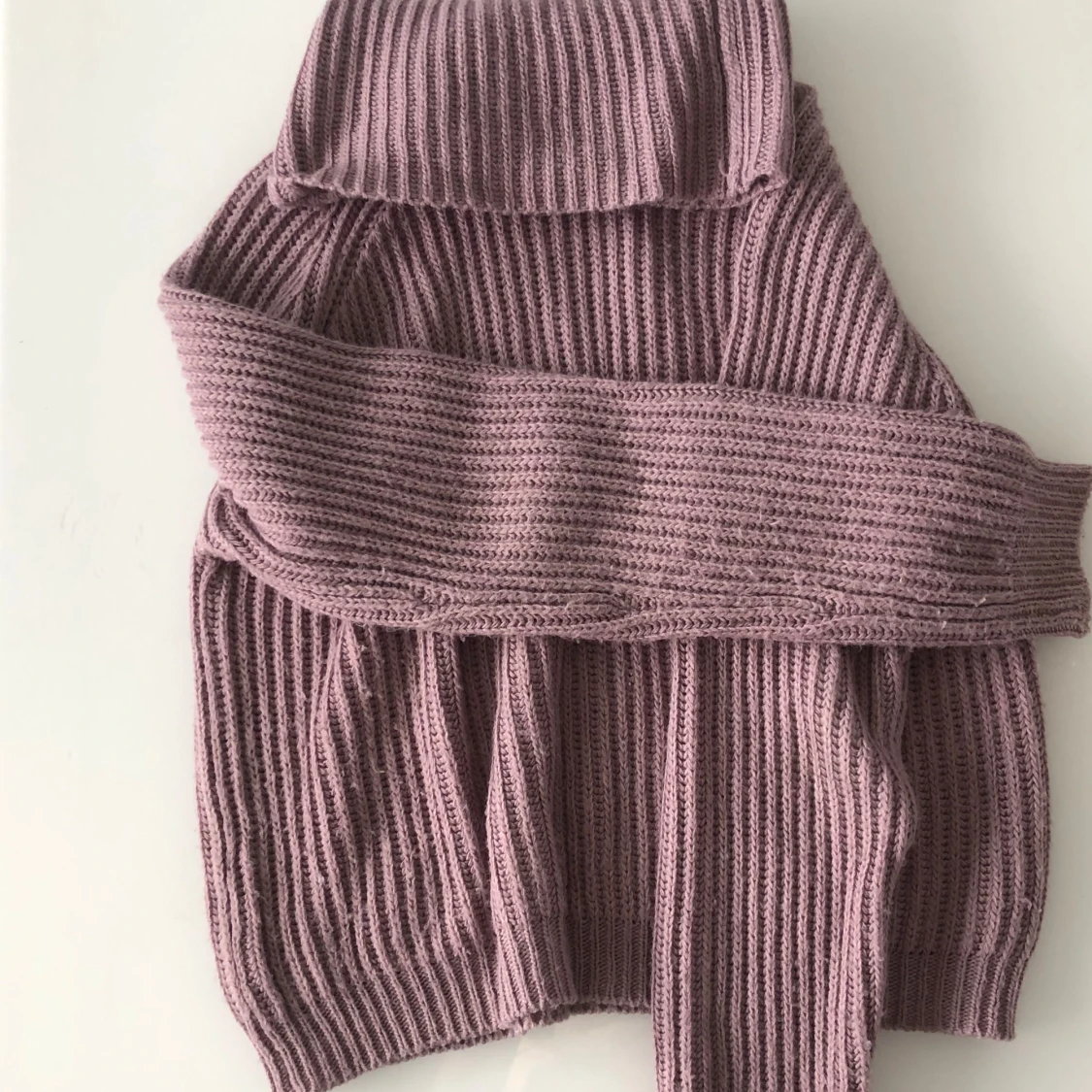 Lila stickad polotröja