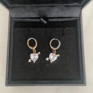 Örhängen  - Supersöta örhängen som liknar dem från Maria Nilsdotter! Köpte dem på ett uf företag för ett tag sen men har inte kommit till användning😇😇