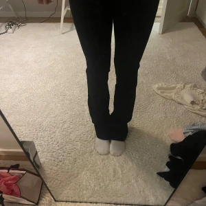 Lågmidjade svarta zara jeans - Dessa jeans är i väldigt bra skick då de inte kommit till så mycket användning tyvärr. De är lågmidjade och har ett mycket bra material. De är helt slutsålda på zara. De är i storlek xs men passar även s. 